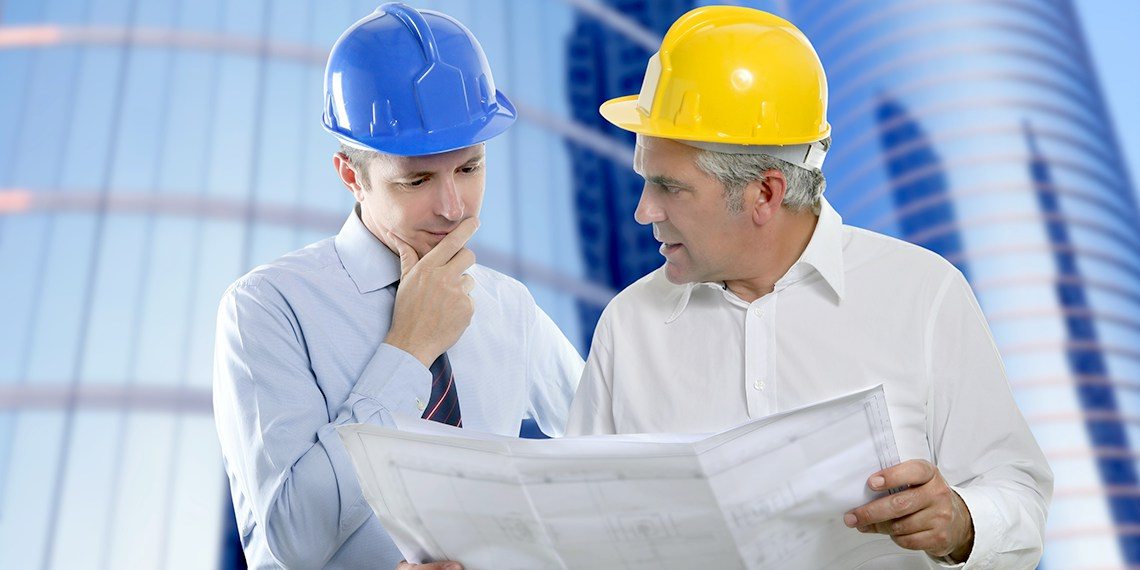 Engenheiros analisando um projeto técnico
